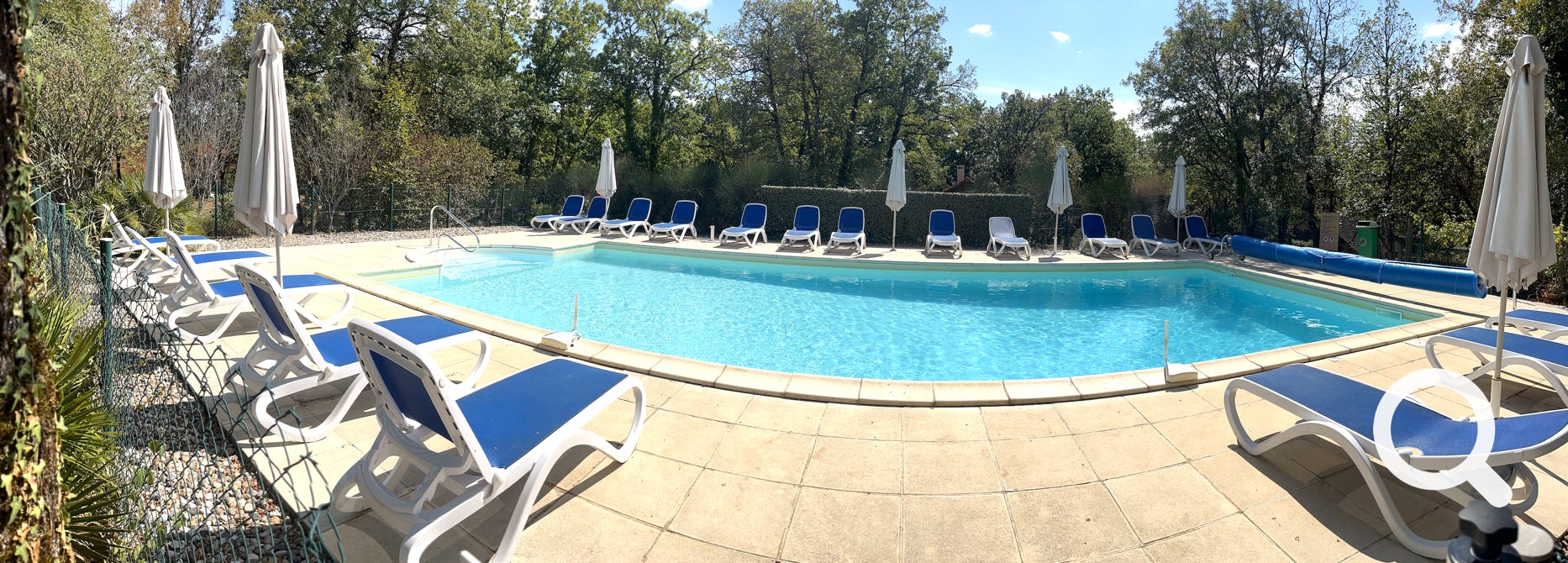 panoramique de la piscine privée et chauffée avec bains de soleil - Orchidée 14, Charmante maison en bois  au coeur du Golf de Souillac - Lachapelle Auzac, proche Sarlat est des plus grands sites touristiques de la Dordogne et du Lot