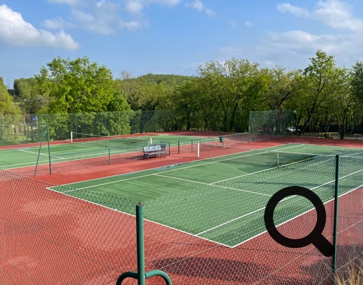 tennis du golf de souillac - Orchidée 14 - Lachapelle Auzac, proche Sarlat est des plus grands sites touristiques de la Dordogne et du Lot
